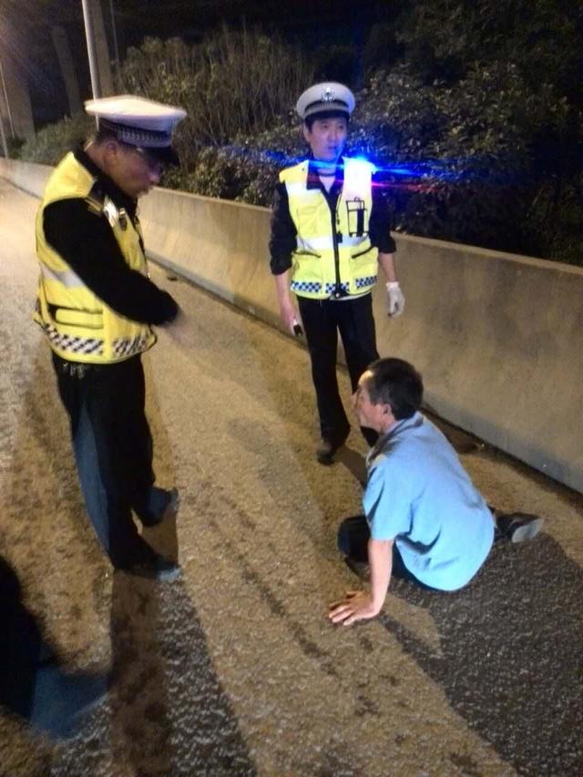 醉酒男趴在行车道上寻死 民警紧急疏导交通救人 醉酒男趴在行车道上寻死 民警紧急疏导交通救人