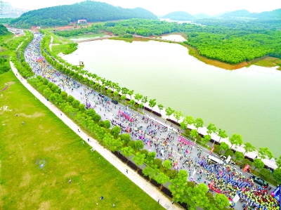 5万徒步客雨中行走武汉最美步道有人边走边欣赏美景