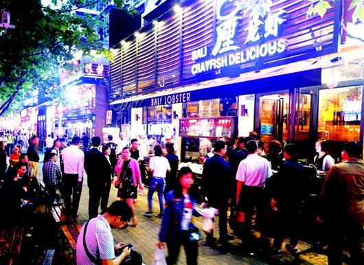 图为:虾店门前排长队已是常态 (记者万多摄)
