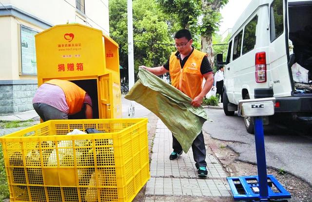 市民捐赠旧衣物都在哪 多数被再利用变现做公益 市民捐赠旧衣物都在哪 多数被再利用变现做公益