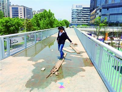 上周一场大雨 武汉一新建天桥至今积水难消