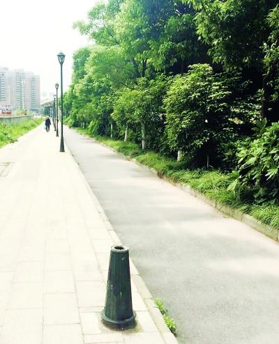 地铁站21盏路灯坏了14盏 地铁族被迫绕道回家