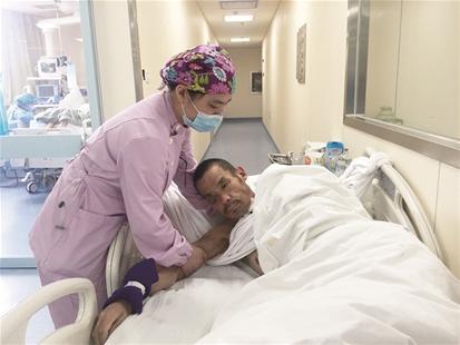 图为:护士在照顾该男子