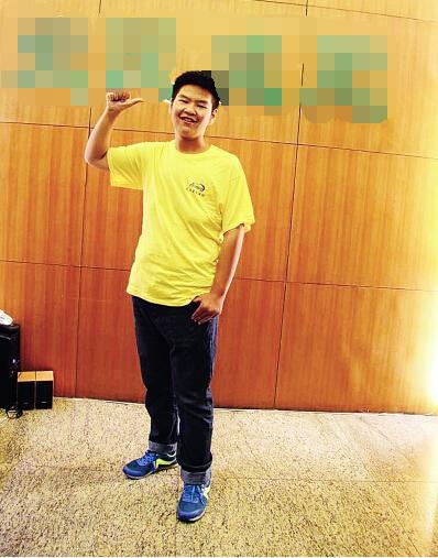 300斤“巨胖”少年早餐能吃30个小笼包 休学减肥