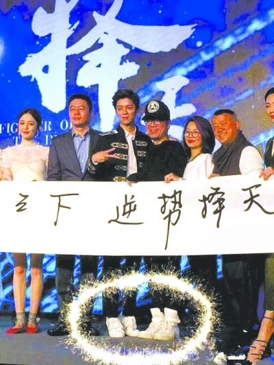 有图有真相,鹿晗踮脚拍合照。