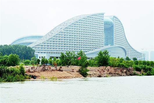 图为：长江汉阳国博中心附近，砂码头已不复存在。（记者 李溪 摄）