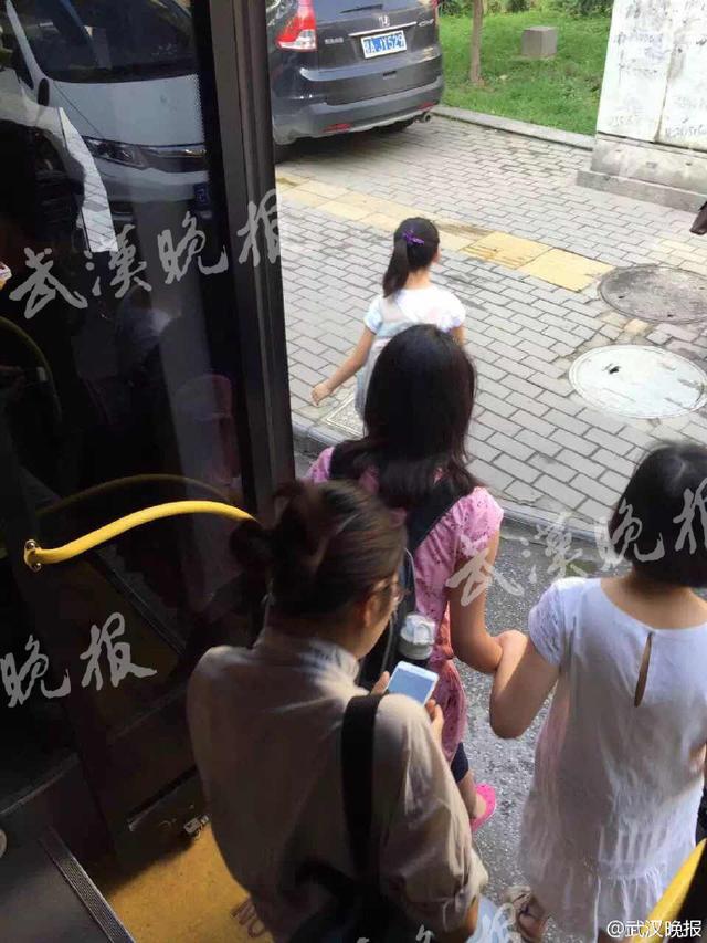 今早武汉公交上老人逼座把小孩说哭 遭众人谴责