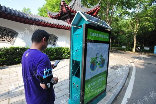 武汉街头现可充电垃圾箱 市民吐槽充电需闻臭