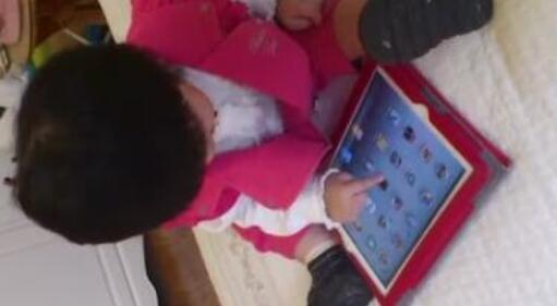 3岁女童iPad不离身 结果脖子玩“歪”还发高烧