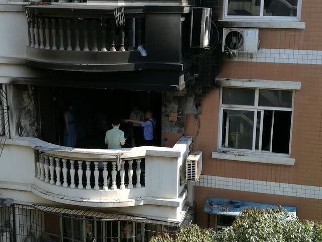 汉阳一小区阳台上沙发莫名起火 烧光整间房子 汉阳一小区阳台上沙发莫名起火 烧光整间房子