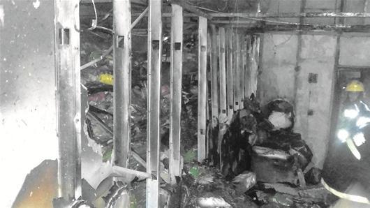 武汉一大厦仓库失火消防栓内没水 去年刚被整改