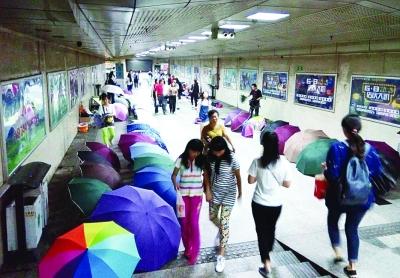 徐东地下通道的“雨伞阵”。网友郑先生供图
