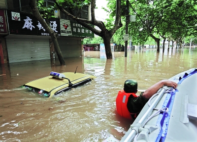 南京特大暴雨致城市内涝 道路中断地铁进水高