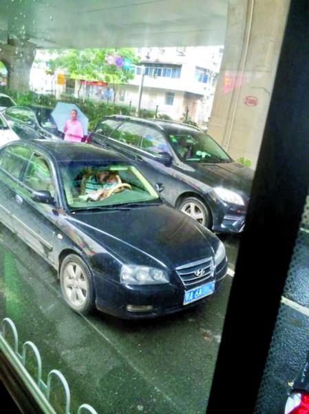 危险!男子怀抱小孩开车 不时调换姿势(图)