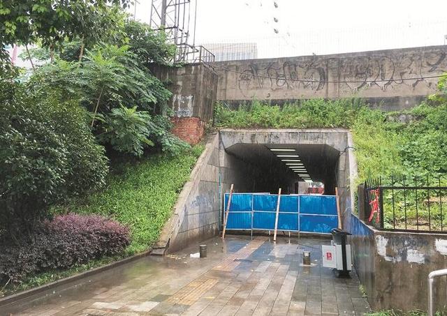 围墙被冲塌居民出行路被封 相关部门承诺今日动工 围墙被冲塌居民出行路被封 相关部门承诺今日动工