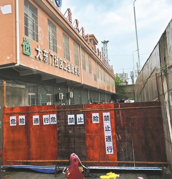 围墙被冲塌居民出行路被封 相关部门承诺今日动工 围墙被冲塌居民出行路被封 相关部门承诺今日动工