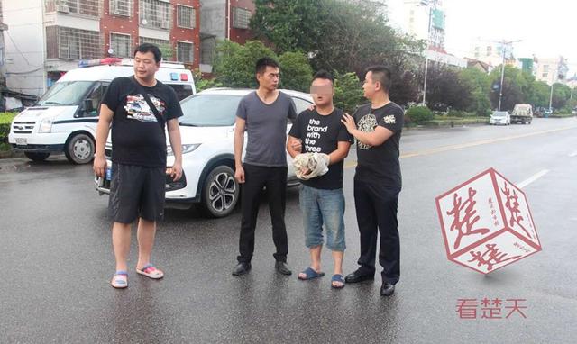 男子持“枪”抢的士 称天热睡不着出门寻刺激 男子持“枪”抢的士 称天热睡不着出门寻刺激