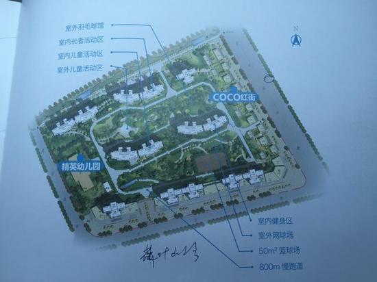 武汉一小区网球场上被铺草皮
