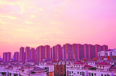 右图:昨天清晨,江城上空红彤彤。一轮朝阳升起,东方云层被朝阳染红,非常壮观。