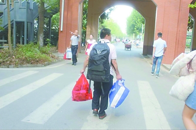 大学生争相晒父亲背影父亲总是担起最重的压力