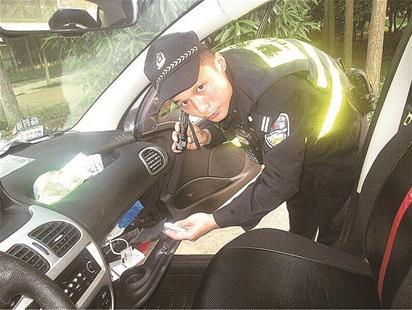会演戏更是好警察 “明星”民警飙车勇擒毒贩