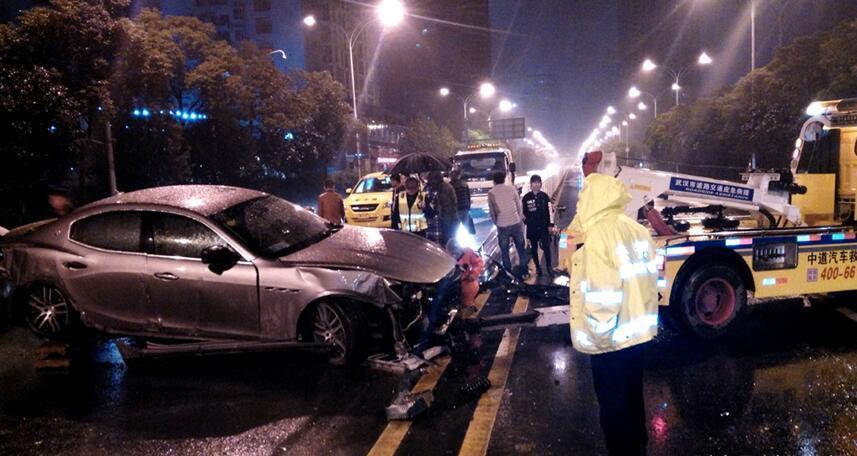风雨雪来临武汉发生离奇车祸护栏撞倒几十米