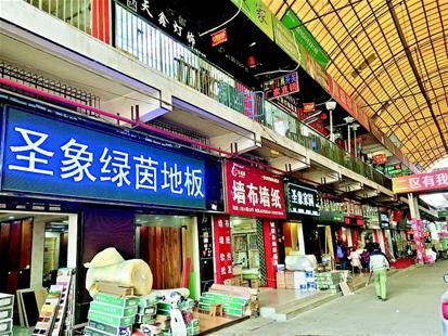 图为:市场内多家商户名字与“圣象”有关 图为:市场内多家商户名字与“圣象”有关