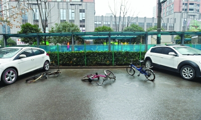 马路上锁废旧自行车私占车位 城管:将依法拆除