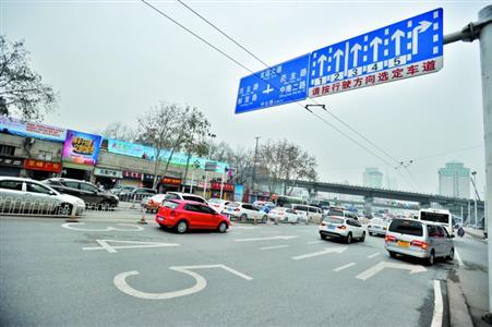 武汉出现编号车道和红绿灯 交警：提升通行率