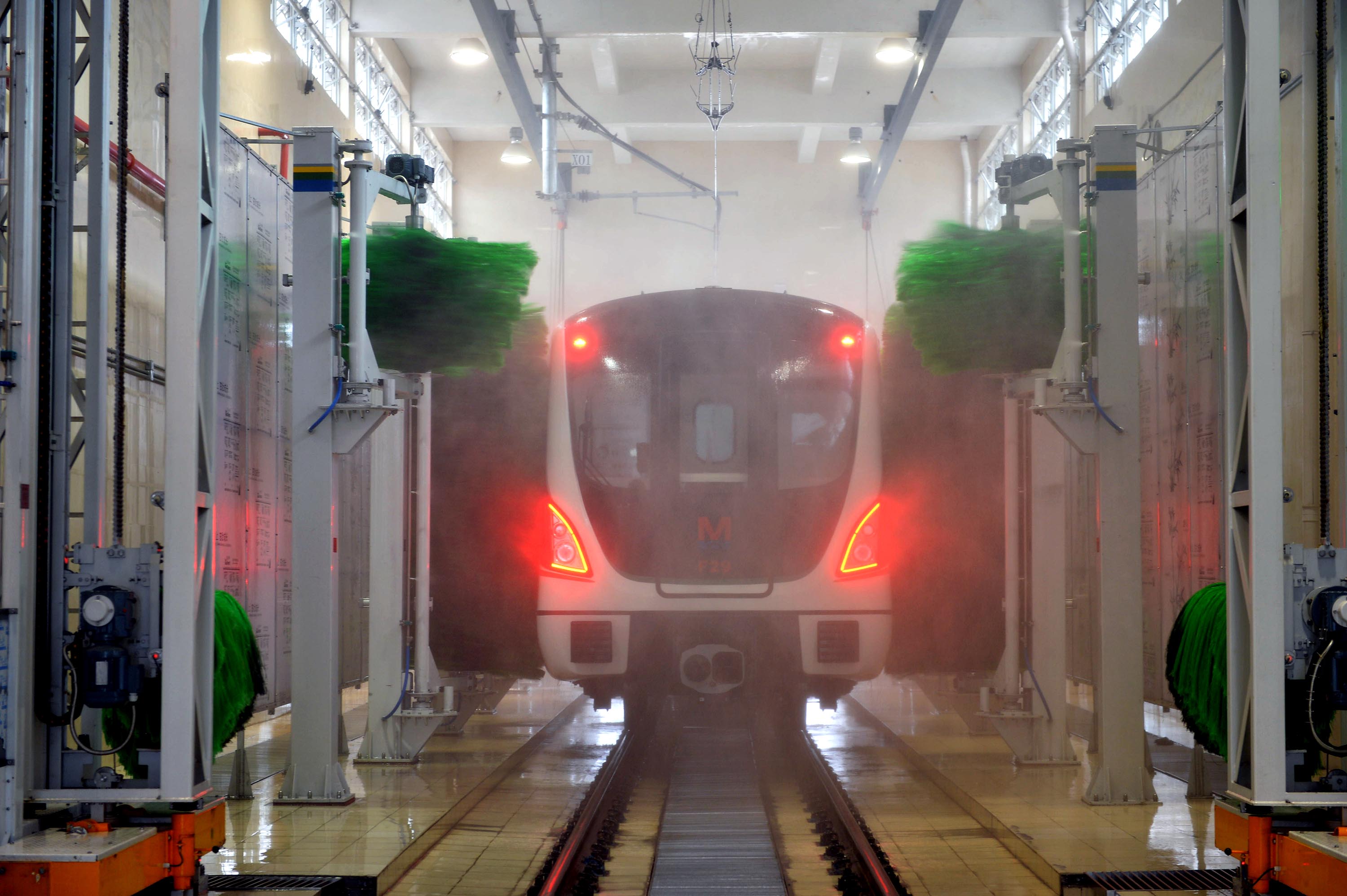 地铁列车“澡堂” 长42米，15分钟洗一辆车_武汉_新闻中心_长江网_cjn.cn