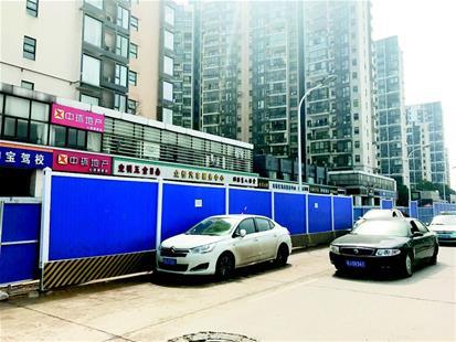 二十多家商户生意受施工影响 施工方:下月拆围
