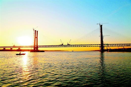 图为2015年12月蒙西华中铁路荆州长江公铁两用特大桥实现主桥顺利贯通。