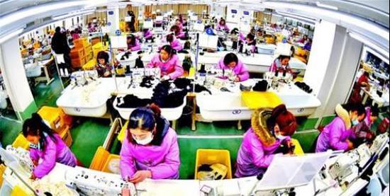 △宜昌湖北广宜服饰有限公司车间内一片繁忙,该公司为宜昌本土人士返乡创业所办