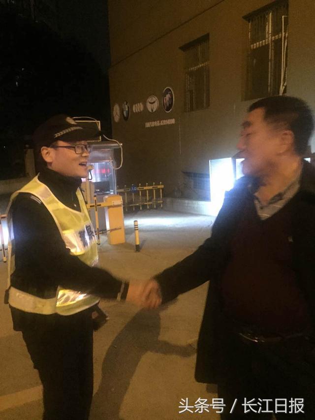 急坏了!蕲春老人来武汉看病忘记停车点,民警驱车1小时找车 急坏了!蕲春老人来武汉看病忘记停车点,民警驱车1小时找车