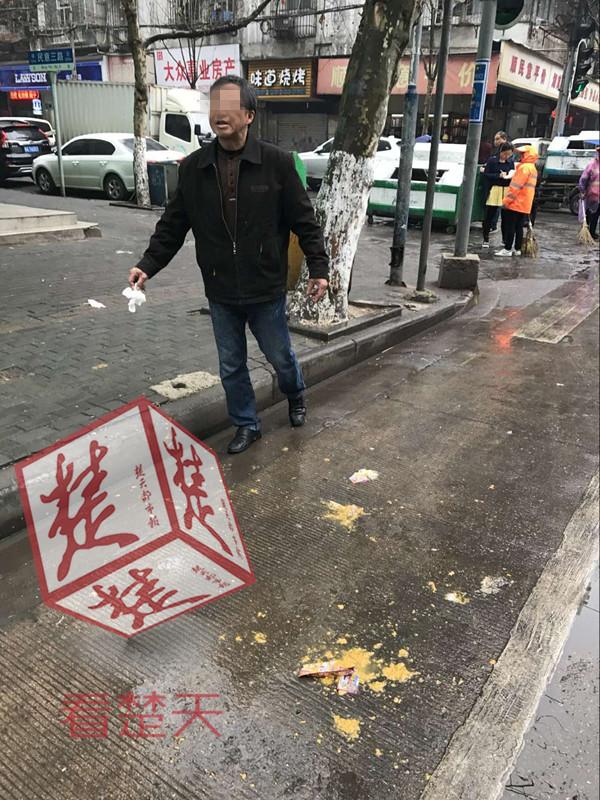 男子路过被一袋粪便砸中 找不到“屎”作俑者 男子路过被一袋粪便砸中 找不到“屎”作俑者