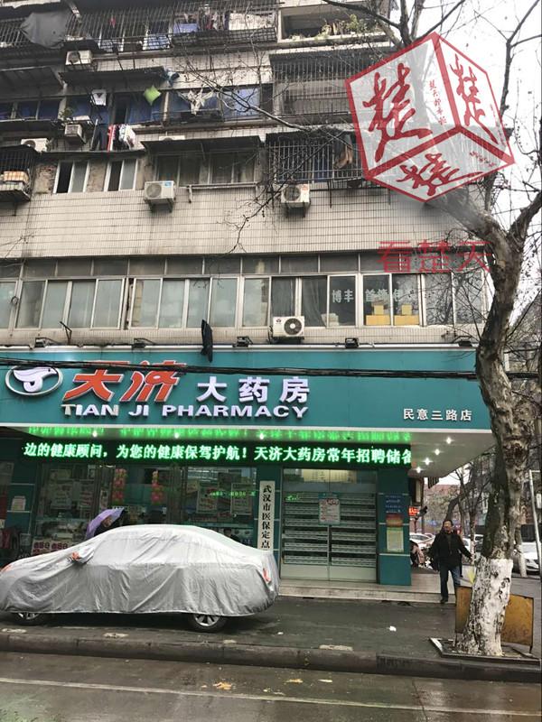 男子路过被一袋粪便砸中 找不到“屎”作俑者 男子路过被一袋粪便砸中 找不到“屎”作俑者
