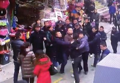 武汉城管打人事件后续 4名协管员被开除
