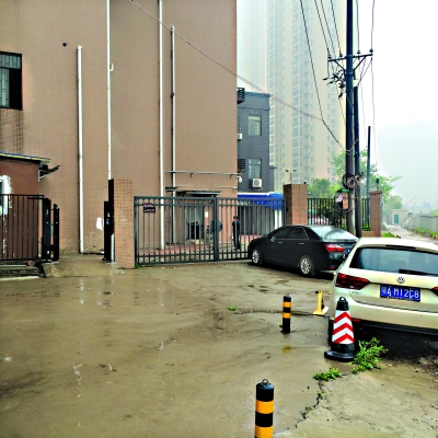 物业在消防通道门前设置地锁防止车辆乱停
记者汪洋 摄