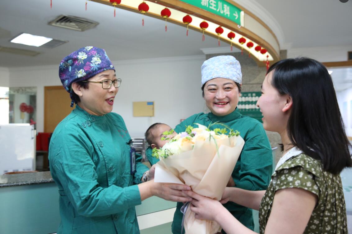 时隔28年儿孙由同两位助产士接生坚守产房30年