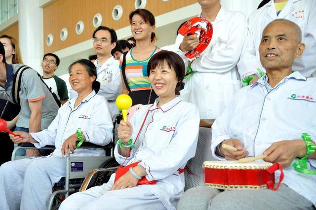武汉同济医院门诊大厅为肿瘤患者开音乐会，活得好比活得久更重要