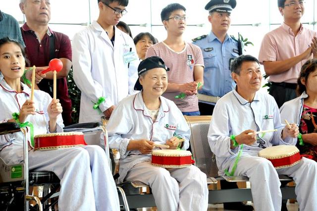武汉同济医院门诊大厅为肿瘤患者开音乐会，活得好比活得久更重要
