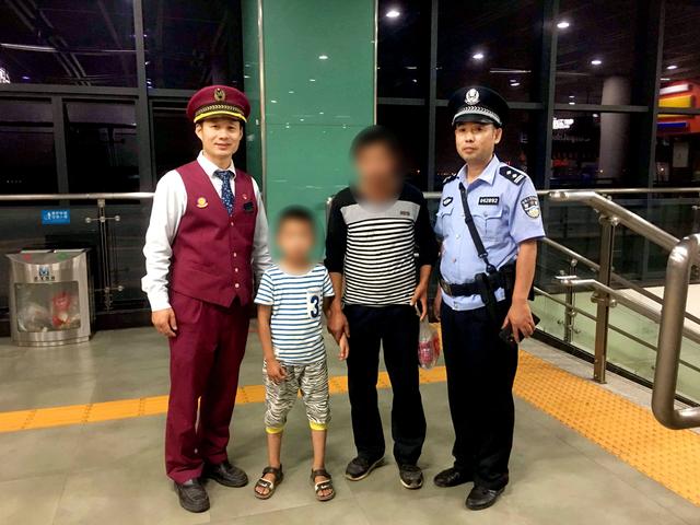 8岁娃跟妈吵架离家出走,遇好心人,一路都没饿着