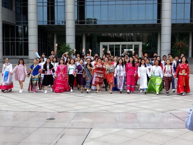 中南民大56个民族学生拍了一张全家福_首页