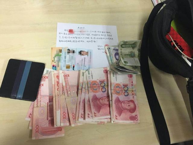 粗心乘客坐地铁丢包,几分钟后失而复得 粗心乘客坐地铁丢包,几分钟后失而复得
