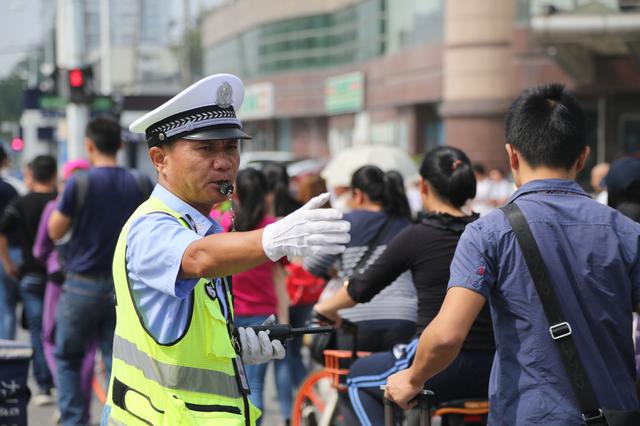 平均每分钟鸣哨20多次！这位交警守护武汉南大门的交通秩序