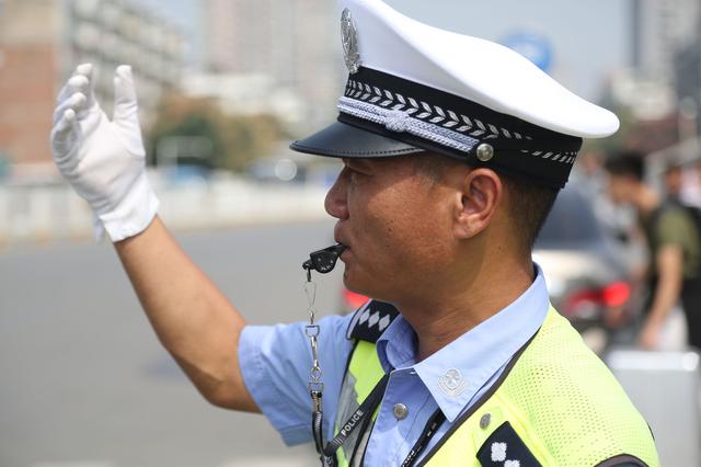 平均每分钟鸣哨20多次！这位交警守护武汉南大门的交通秩序