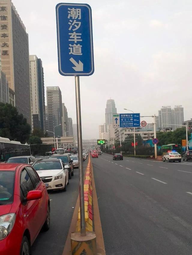 168万一辆的“拉链车”早晚“吞吐”护栏，司机：中北路好走了