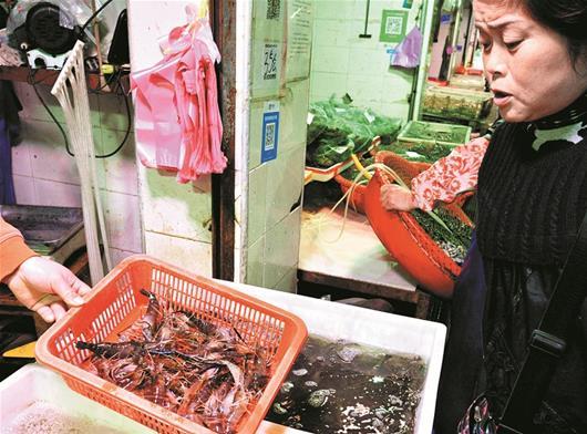 武汉宴席餐桌上演“新虾战” 罗氏虾盖过基围虾