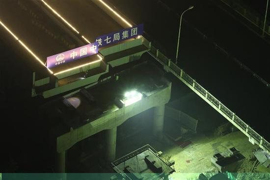 24台千斤顶顶推大块头 光谷有轨电车T1线全线贯通