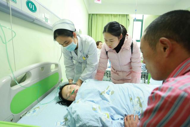 7岁女孩患先心病,老师驱车8小时追武汉医疗队